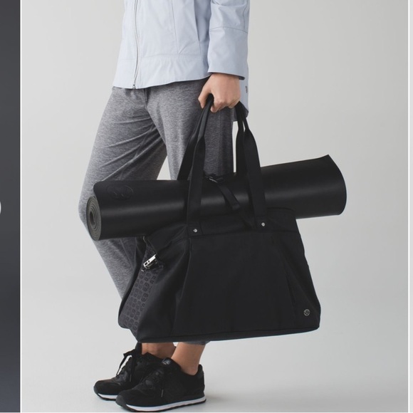 Lululemon Om The Day Bag Black Reflective Large Duffle Yoga Mat Gym Travel - Picture 1 of 16